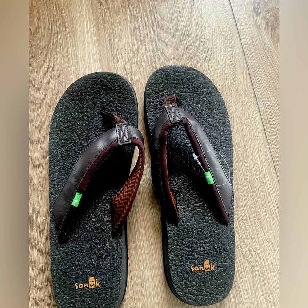 Sanuk yoga mat flip-flops never worn.  Women size 8.